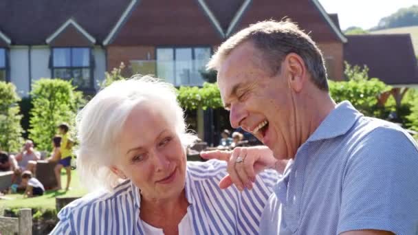 老年夫妇享受夏季户外酒吧午餐 拍摄慢动作 — 图库视频影像