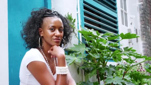 Video Hermosa Mujer Afro Americana Con Estilo Casa Con Plantas — Vídeo de stock