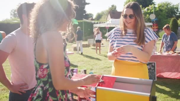 Paar Gewinnt Flasche Wein Vom Stand Beim Sommergartenfest Gedreht Zeitlupe — Stockvideo