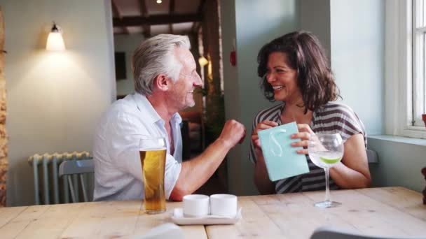 Komuta Sizde Içecekler Barda Bir Masada Oturan Spanyol Kadın Arkadaşı — Stok video