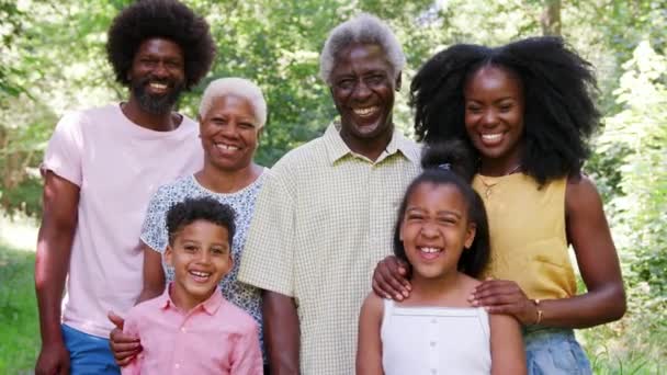 Multi Geração Família Negra Fazendo Uma Pausa Durante Uma Caminhada — Vídeo de Stock