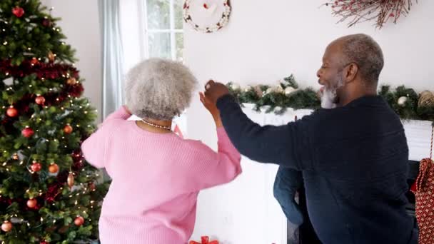 Slow Motion Van Senior Afro Amerikaanse Paar Dansen Bij Kerstboom — Stockvideo