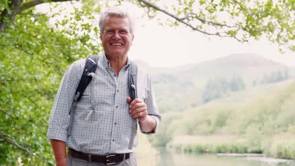 Portrait Retraité Souriant Portant Des Lunettes Portant Sac Dos Randonnée — Video