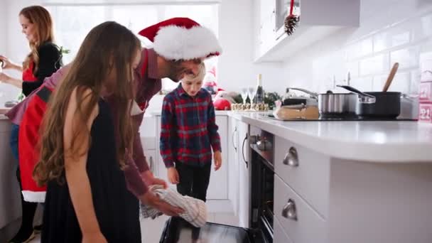 Padre Che Tira Fuori Tacchino Dal Forno Come Riunione Famiglia — Video Stock