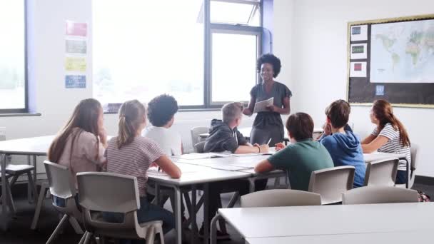 Profesora Secundaria Aula Hablando Con Los Alumnos Sentados Alrededor Del — Vídeo de stock