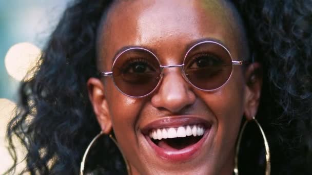 Joven Mujer Negra Con Gafas Sol Redondas Riendo Disparo Cabeza — Vídeos de Stock