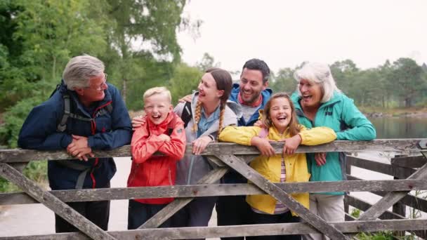 Família Várias Gerações Olhando Para Câmera Atrás Cerca Madeira Lake — Vídeo de Stock