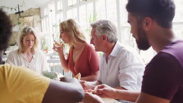 Multiétnico Grupo Edad Mixta Amigos Adultos Comiendo Tapas Juntos Una — Vídeo de stock