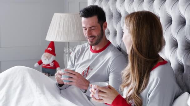 Slow Motion Van Opgewonden Man Vrouw Bed Home Christmas Day — Stockvideo