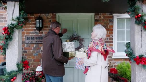 Бабусі Дідусі Носять Подарунки Вітаються Сім Біля Входу Коли Вони — стокове відео