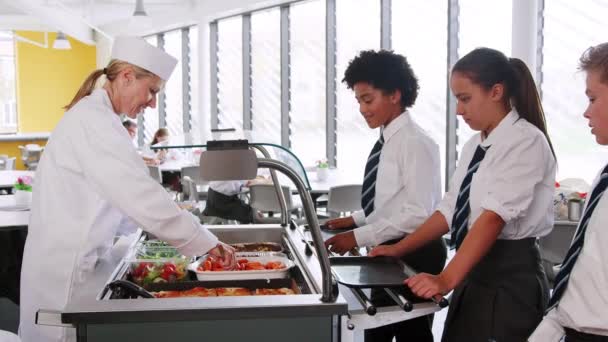 Linha Estudantes Ensino Médio Vestindo Uniforme Fila Para Ser Servido — Vídeo de Stock