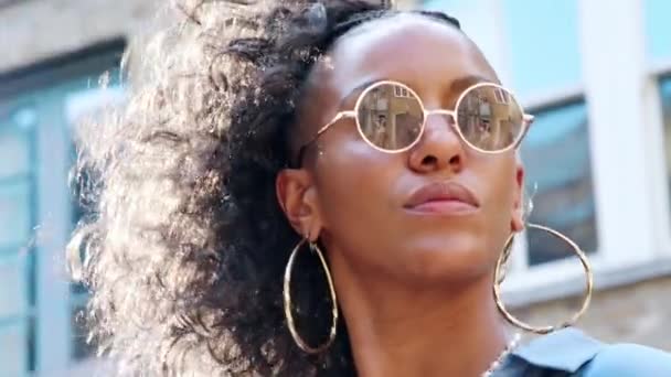 Mujer Negra Joven Moda Con Vestido Azul Gafas Sol Pie — Vídeos de Stock