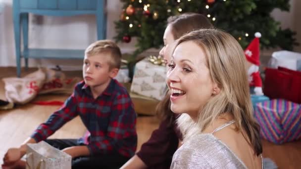 Mor Sitter Golvet Med Barn Som Öppnar Julklappar Tillsammans Skjuten — Stockvideo