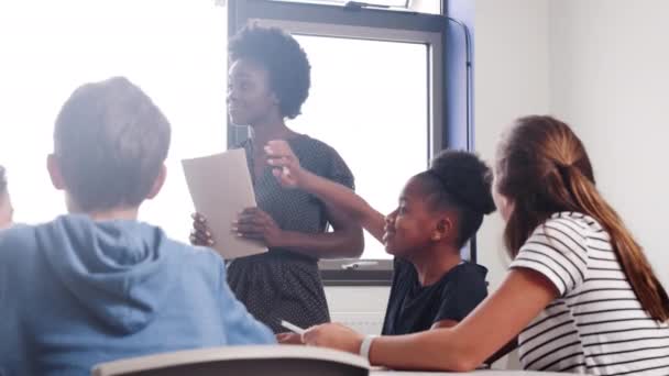 Mujer Profesora Aula Pidiendo Los Alumnos Sentados Alrededor Mesa Una — Vídeo de stock