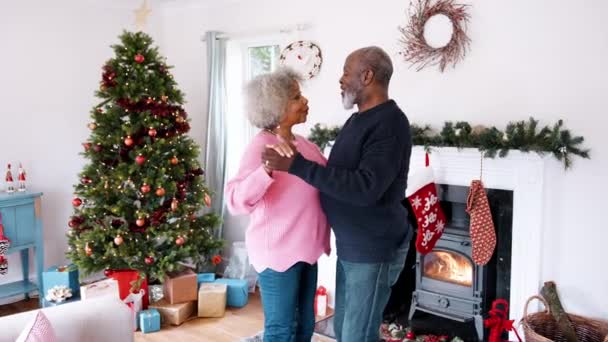 在圣诞树上跳舞的高级非裔美国夫妇的慢动作 — 图库视频影像