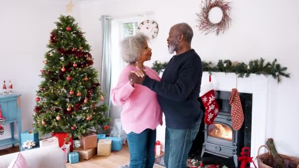 Câmera Lenta Casal Afro Americano Sênior Dançando Árvore Natal — Vídeo de Stock