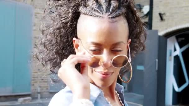 Trendy Jonge Zwarte Vrouw Draagt Blauwe Jurk Draaien Kijken Naar — Stockvideo