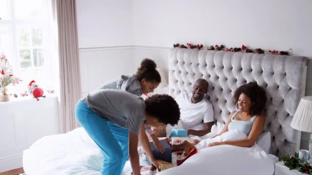 Vídeo Crianças Felizes Pulando Cama Com Pais Cama Manhã Natal — Vídeo de Stock