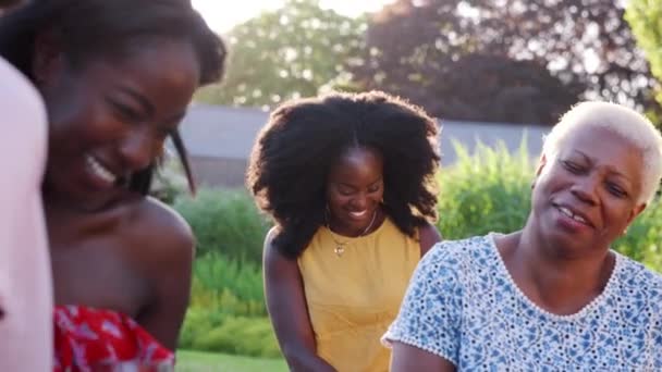 Família Divertindo Durante Churrasco Familiar — Vídeo de Stock