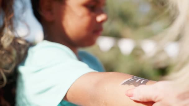 Primer Plano Del Diseño Pintura Mujer Brazo Del Niño Fiesta — Vídeos de Stock