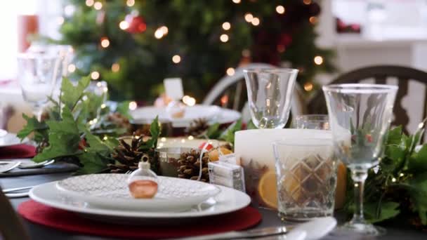 Christmas Dukning Med Julgranskula Ordnade Tallrik Och Gröna Och Röda — Stockvideo