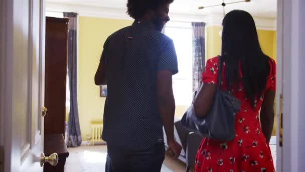 Černý Pár Přijíždí Hotelovém Pokoji Jejich Kufry Objímá Místnosti Chodby — Stock video