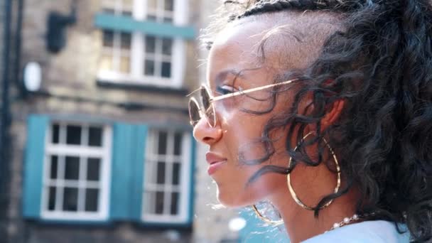 Trendy Jonge Zwarte Vrouw Dragen Ronde Zonnebril Wat Betreft Kijken — Stockvideo