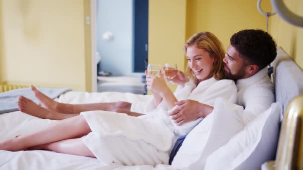 Gemengde Ras Jonge Volwassen Paar Liggend Het Bed Een Hotelkamer — Stockvideo