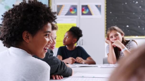 Μαθητής Στο Τραπέζι Άλλους Μαθητές Που Απαντούν Δάσκαλο Του Λυκείου — Αρχείο Βίντεο