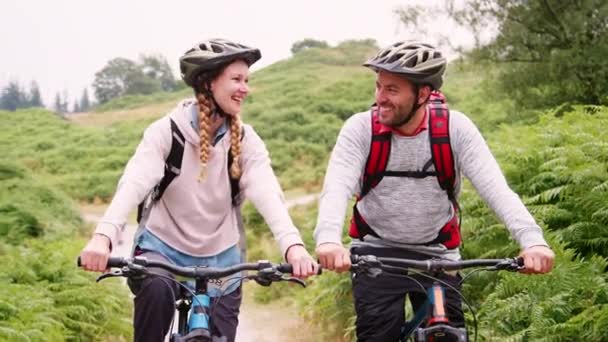 Fiatal Felnőtt Pár Mountain Bikes Ülve Közelről Lake District Egyesült — Stock videók