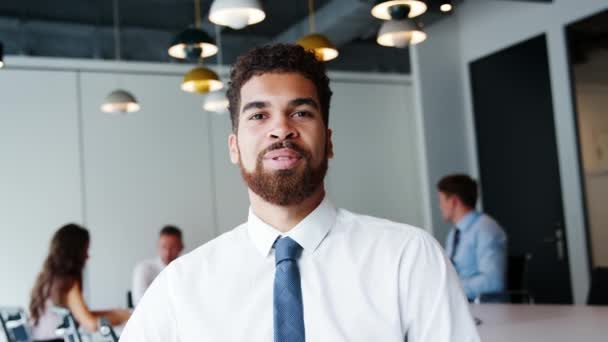 Retrato Jovem Empresário Sentado Mesa Diretoria Durante Reunião Segundo Plano — Vídeo de Stock