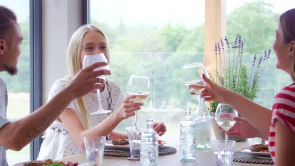 Cuatro Amigos Adultos Jóvenes Celebrando Sonriendo Levantando Copas Vino Durante — Vídeo de stock