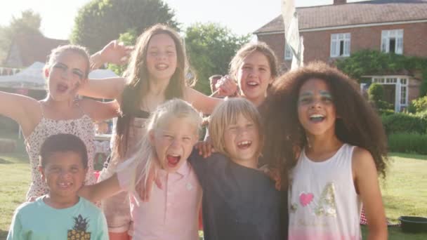 Retrato Grupo Niños Divirtiéndose Fiesta Del Jardín Verano Filmado Cámara — Vídeos de Stock