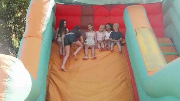 Groep Kinderen Spelen Opblaasbare Glijbaan Zomer Tuin Fete Doodgeschoten Slow — Stockvideo