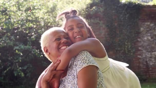 Senior Mulher Negra Neta Situando Abraçando Fora — Vídeo de Stock