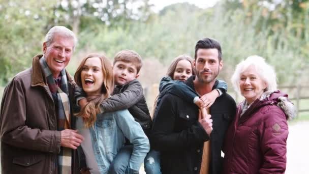 Portret Van Multi Generatie Groep Van Familie Pad Door Herfst — Stockvideo