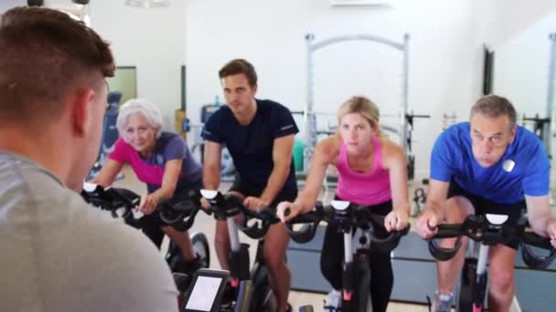 Tire Toma Enfoque Instructor Masculino Tomando Clases Spinning Gimnasio Filmado — Vídeos de Stock