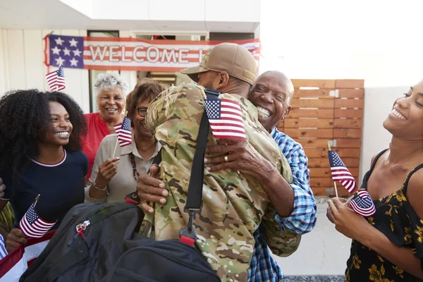 ミレニアル世代の黒人兵士が家族に帰国し 祖父を抱きしめ バックビュー — ストック写真