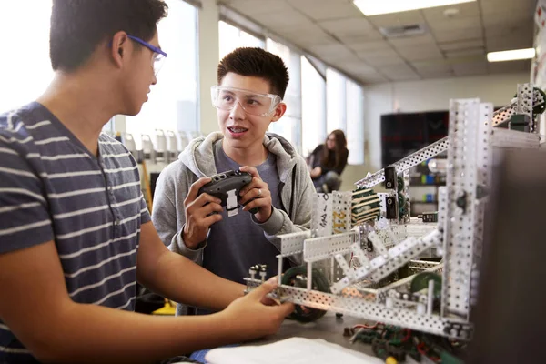 Två Manliga Högskolestudenter Bygga Maskin Science Robotics Eller Ingenjörs Klass — Stockfoto