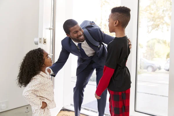 Dětský Pozdrav Hugga Pracující Obchodník Otec Při Návratu Domů Práce — Stock fotografie