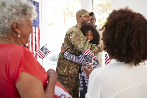 Milenial Soldado Negro Abrazando Familia Después Regresar Casa — Foto de Stock