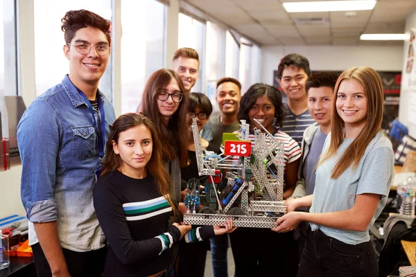 Retrato Estudiantes Universitarios Con Máquina Retención Profesores Clase Ciencia Robótica —  Fotos de Stock