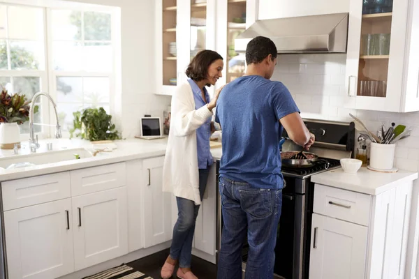 Visão Traseira Jovem Casal Cozinha Preparando Comida Juntos — Fotografia de Stock