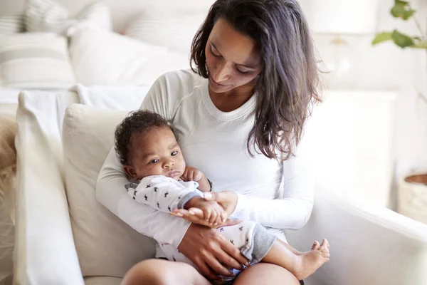 Joven Madre Adulta Sentada Sillón Dormitorio Sosteniendo Bebé Tres Meses — Foto de Stock