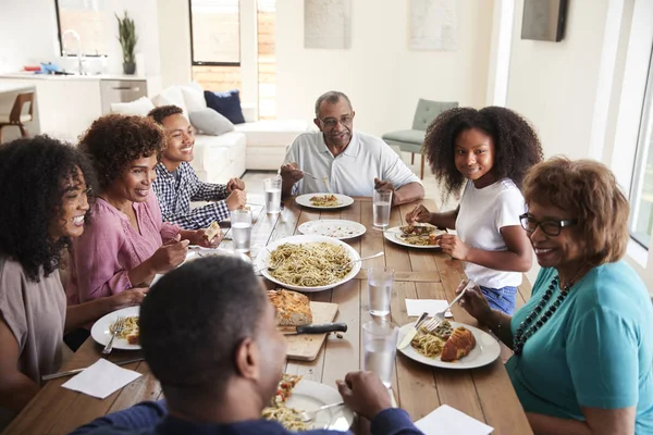 Tres Generaciones Familia Negra Sentados Mesa Hablando Cenando Juntos — Foto de Stock