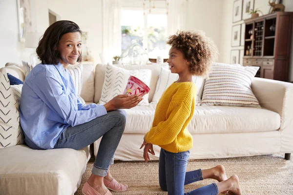 Pre Adolescente Chica Rodillas Dando Madre Una Maceta Plantas Decoradas — Foto de Stock