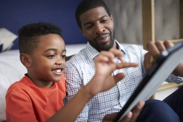 Vader Met Zoon Zittend Slaapkamer Spelen Spel Digitale Tablet Samen — Stockfoto