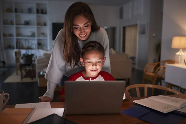 Hispanic Vrouw Kijken Naar Zoon Doen Huiswerk Met Laptop Computer — Stockfoto