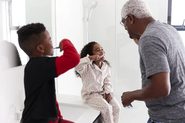 Abuelo Baño Usando Pijamas Cepillando Dientes Con Nietos —  Fotos de Stock