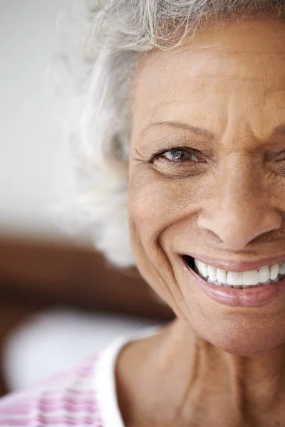 Przycięte Głowa Ramiona Portret Uśmiechnięty Starszy Kobieta Siedzi Łóżku Domu — Zdjęcie stockowe